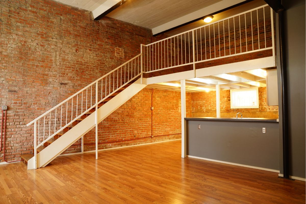  - Large Dog Friendly Lofts #019 - Vintage Bldg   Split Level Staircase