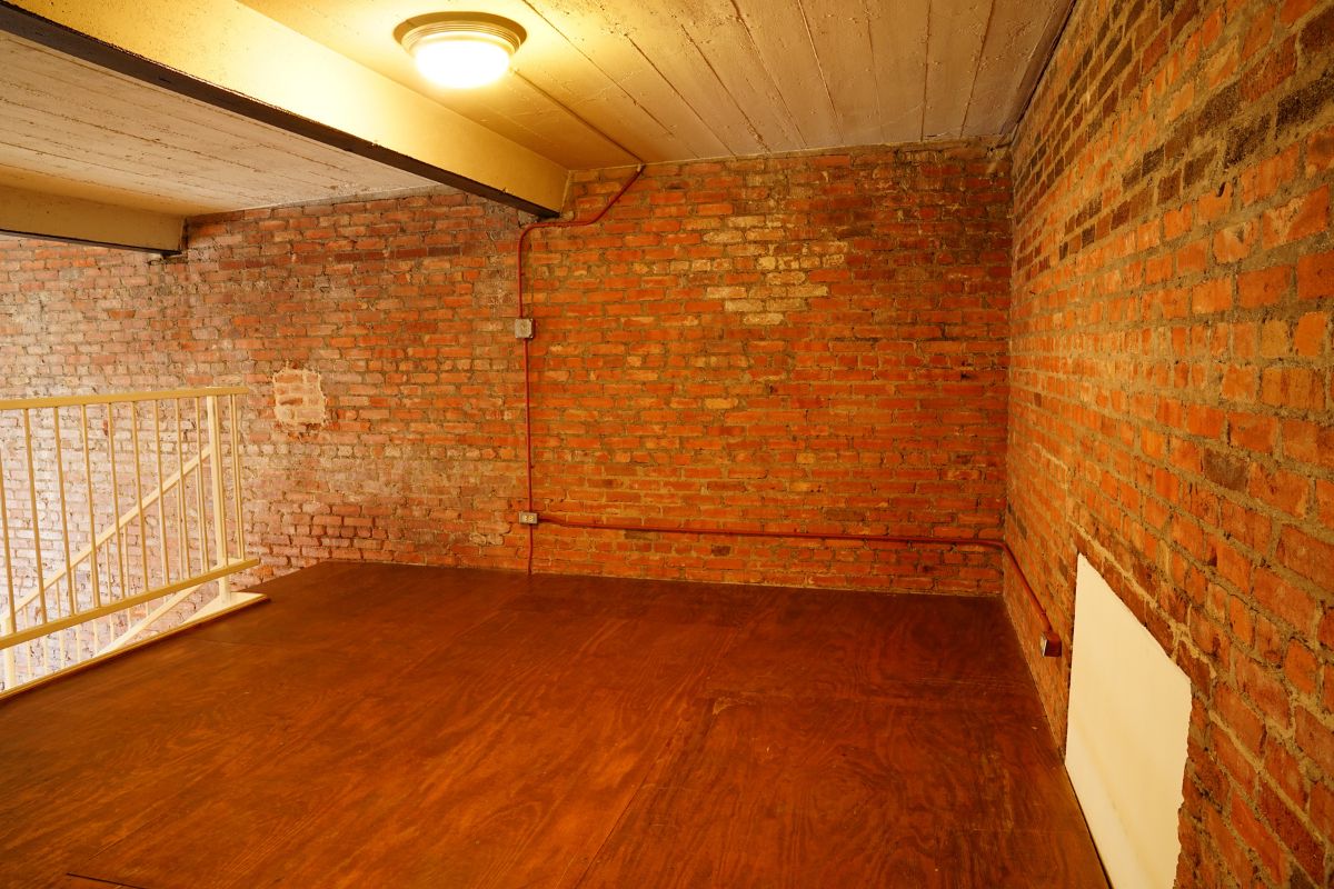 Vintage Bldg - Split Level Bedroom